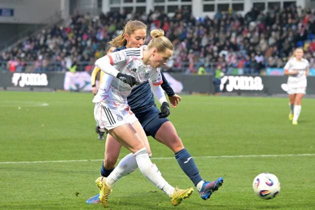 Franziska Kett (FC Bayern Muenchen, 20) im Zweikampf mit Lisann Kaut (TSG 1899 Hoffenheim, 04) GER, TSG 1899 Hoffenheim vs. FC Bayern Muenchen , Fussball, Google Pixel Frauen-Bundesliga, Saison 2025 2026, 23.11.2025 DFB DFL regulations prohibit any use of photographs as image sequences and or quasi-video GER, TSG 1899 Hoffenheim vs. FC Bayern Muenchen , Fussball, Google Pixel Frauen-Bundesliga, Saison 2025 2026, 23.11.2025 Hoffenheim Copyright: xEibner-Pressefoto TobiasxBaurx EP_TBR