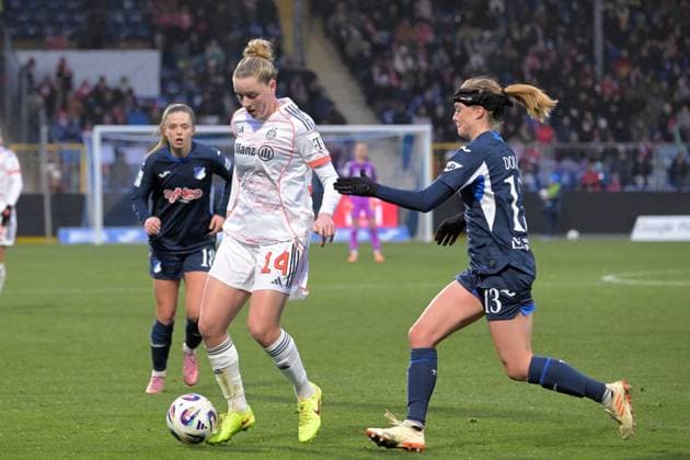 Alara (FC Bayern Muenchen, 14) im Zweikampf mit Wielle Douma (TSG 1899 Hoffenheim, 13) GER, TSG 1899 Hoffenheim vs. FC Bayern Muenchen , Fussball, Google Pixel Frauen-Bundesliga, Saison 2025 2026, 23.11.2025 DFB DFL regulations prohibit any use of photographs as image sequences and or quasi-video GER, TSG 1899 Hoffenheim vs. FC Bayern Muenchen , Fussball, Google Pixel Frauen-Bundesliga, Saison 2025 2026, 23.11.2025 Hoffenheim Copyright: xEibner-Pressefoto TobiasxBaurx EP_TBR