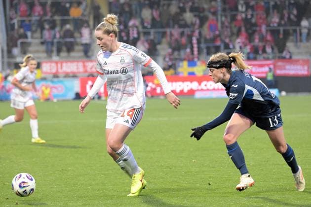 Alara (FC Bayern Muenchen, 14) im Zweikampf mit Wielle Douma (TSG 1899 Hoffenheim, 13) GER, TSG 1899 Hoffenheim vs. FC Bayern Muenchen , Fussball, Google Pixel Frauen-Bundesliga, Saison 2025 2026, 23.11.2025 DFB DFL regulations prohibit any use of photographs as image sequences and or quasi-video GER, TSG 1899 Hoffenheim vs. FC Bayern Muenchen , Fussball, Google Pixel Frauen-Bundesliga, Saison 2025 2026, 23.11.2025 Hoffenheim Copyright: xEibner-Pressefoto TobiasxBaurx EP_TBR