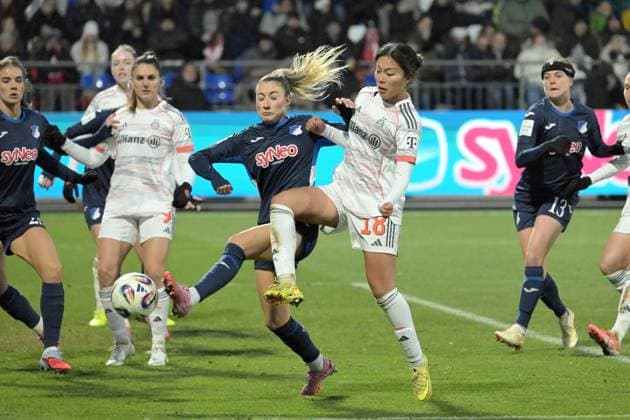 Janna Grimm (TSG 1899 Hoffenheim, 26) im Zweikampf mit Momoko Tanikawa (FC Bayern Muenchen, 18) GER, TSG 1899 Hoffenheim vs. FC Bayern Muenchen , Fussball, Google Pixel Frauen-Bundesliga, Saison 2025 2026, 23.11.2025 DFB DFL regulations prohibit any use of photographs as image sequences and or quasi-video GER, TSG 1899 Hoffenheim vs. FC Bayern Muenchen , Fussball, Google Pixel Frauen-Bundesliga, Saison 2025 2026, 23.11.2025 Hoffenheim Copyright: xEibner-Pressefoto TobiasxBaurx EP_TBR