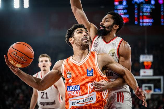 Neu Ulm, Deutschland, 23.11.25: Mark Smith (ratiopharm ulm) und Spencer Dinwiddie (FC Bayern Basketball) im Zweikampf waehrend des Basketball Bundesliga Spiels zwischen ratiopharm ulm vs FC Bayern Basketball in der ratiopharm Arena am 23. November 2025 in Neu Ulm, Deutschland. (Foto von Harry Langer DeFodi Images) ratiopharm Arena, Germany, 23.11.25: Mark Smith (ratiopharm ulm) und Spencer Dinwiddie (FC Bayern Basketball) battle for the ball during the Basketball Bundesliga match between ratiopharm ulm vs FC Bayern Basketball at Neu Ulm on November 23, 2025 in ratiopharm Arena, Germany. (Photo by Harry Langer DeFodi Images) (Photo by Harry Langer DeFodi Images)