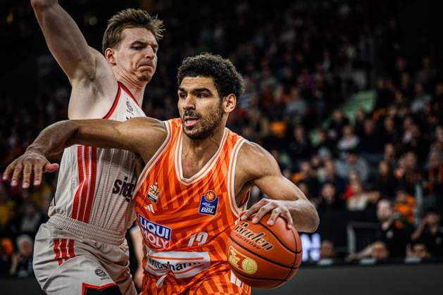 Neu Ulm, Deutschland, 23.11.25: Justus Hollatz (FC Bayern Basketball) und Mark Smith (ratiopharm ulm) im Zweikampf waehrend des Basketball Bundesliga Spiels zwischen ratiopharm ulm vs FC Bayern Basketball in der ratiopharm Arena am 23. November 2025 in Neu Ulm, Deutschland. (Foto von Harry Langer DeFodi Images) ratiopharm Arena, Germany, 23.11.25: Justus Hollatz (FC Bayern Basketball) und Mark Smith (ratiopharm ulm) battle for the ball during the Basketball Bundesliga match between ratiopharm ulm vs FC Bayern Basketball at Neu Ulm on November 23, 2025 in ratiopharm Arena, Germany. (Photo by Harry Langer DeFodi Images) (Photo by Harry Langer DeFodi Images)
