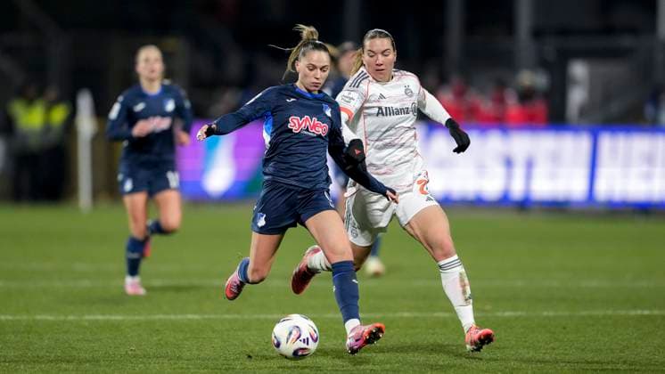 v.li.: Jill Janssens (TSG, 9), Vanessa Gilles (FCB, 2), Zweikampf, Spielszene, Duell, duel, tackle, tackling, Dynamik, Action, Aktion, 23.11.2025, Sinsheim (Hoffenheim) (Deutschland), Fussball, Google Pixel Frauen-Bundesliga, TSG 1899 Hoffenheim - FC Bayern München, DFB DFL REGULATIONS PROHIBIT ANY USE OF PHOTOGRAPHS AS IMAGE SEQUENCES AND OR QUASI-VIDEO.