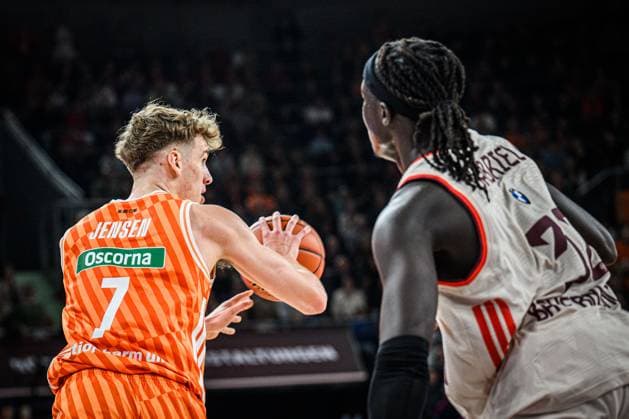 Neu Ulm, Deutschland, 23.11.25: Tobias Jensen (ratiopharm ulm) und Wenyen Gabriel (FC Bayern Basketball) im Zweikampf waehrend des Basketball Bundesliga Spiels zwischen ratiopharm ulm vs FC Bayern Basketball in der ratiopharm Arena am 23. November 2025 in Neu Ulm, Deutschland. (Foto von Harry Langer DeFodi Images) ratiopharm Arena, Germany, 23.11.25: Tobias Jensen (ratiopharm ulm) und Wenyen Gabriel (FC Bayern Basketball) battle for the ball during the Basketball Bundesliga match between ratiopharm ulm vs FC Bayern Basketball at Neu Ulm on November 23, 2025 in ratiopharm Arena, Germany. (Photo by Harry Langer DeFodi Images) (Photo by Harry Langer DeFodi Images)