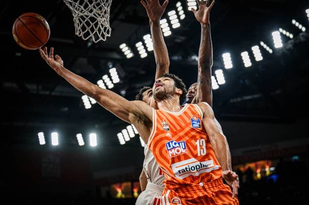 Neu Ulm, Deutschland, 23.11.25: Mark Smith (ratiopharm ulm), Oscar da Silva (FC Bayern Basketball) im Zweikampf waehrend des Basketball Bundesliga Spiels zwischen ratiopharm ulm vs FC Bayern Basketball in der ratiopharm Arena am 23. November 2025 in Neu Ulm, Deutschland. (Foto von Harry Langer DeFodi Images) ratiopharm Arena, Germany, 23.11.25: Mark Smith (ratiopharm ulm), Oscar da Silva (FC Bayern Basketball) battle for the ball during the Basketball Bundesliga match between ratiopharm ulm vs FC Bayern Basketball at Neu Ulm on November 23, 2025 in ratiopharm Arena, Germany. (Photo by Harry Langer DeFodi Images) (Photo by Harry Langer DeFodi Images)