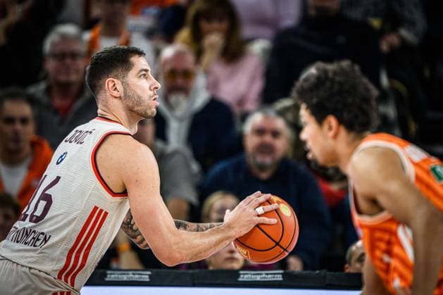 Neu Ulm, Deutschland, 23.11.25: Stefan Jovic (FC Bayern Basketball) und Len Schoormann (ratiopharm ulm) im Zweikampf waehrend des Basketball Bundesliga Spiels zwischen ratiopharm ulm vs FC Bayern Basketball in der ratiopharm Arena am 23. November 2025 in Neu Ulm, Deutschland. (Foto von Harry Langer DeFodi Images) ratiopharm Arena, Germany, 23.11.25: Stefan Jovic (FC Bayern Basketball) und Len Schoormann (ratiopharm ulm) battle for the ball during the Basketball Bundesliga match between ratiopharm ulm vs FC Bayern Basketball at Neu Ulm on November 23, 2025 in ratiopharm Arena, Germany. (Photo by Harry Langer DeFodi Images) (Photo by Harry Langer DeFodi Images)
