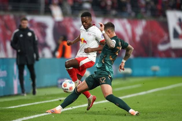 23.11.2025, xtgx, Fussball - 1.Bundesliga RB Leipzig - SV Werder Bremen emspor, v.l. Ridle Baku (Leipzig, 17), Marco Friedl (Bremen, 32) Zweikampf, Duell, Kampf, tackle (DFL DFB REGULATIONS PROHIBIT ANY USE OF PHOTOGRAPHS as IMAGE SEQUENCES and or QUASI-VIDEO) Leipzig