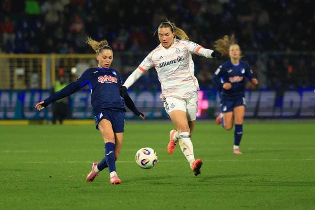 RECORD DATE NOT STATED Vanessa Gilles (2; FC Bayern München) im Zweikampf mit Jill Janssens (9; TSG Hoffenheim Frauen) um den Ball Zweikampf um den Ball