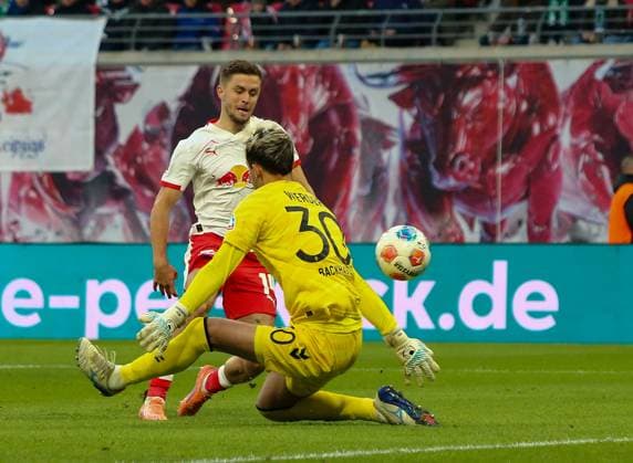Deutschland: Fussball Bundesliga 2025 26, 11. Spieltag - RB Leipzig vs SV Werder Bremen - Red Bull Arena -Stadion (Leipzig): Christoph Baumgartner (RB Leipzig, 14) Mio Backhaus (SV Werder Bremen, 30) Leipzig Copyright: xAymanxAlahmedx