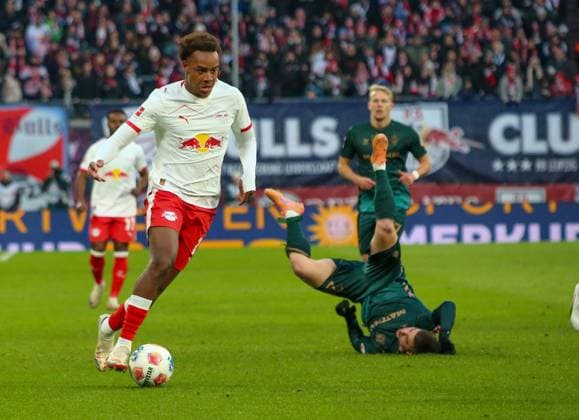 Deutschland: Fussball Bundesliga 2025 26, 11. Spieltag - RB Leipzig vs SV Werder Bremen - Red Bull Arena -Stadion (Leipzig): Assan OuÃ draogo Assan Ouedraogo (RB Leipzig, 20) Leipzig Copyright: xAymanxAlahmedx