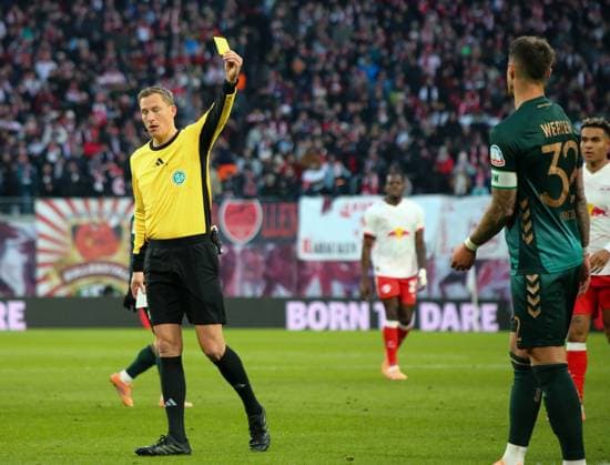 Deutschland: Fussball Bundesliga 2025 26, 11. Spieltag - RB Leipzig vs SV Werder Bremen - Red Bull Arena -Stadion (Leipzig): SchiedsrichterMartin Petersen Marco Friedl (SV Werder Bremen, 32) Leipzig Copyright: xAymanxAlahmedx