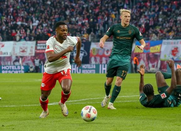 Deutschland: Fussball Bundesliga 2025 26, 11. Spieltag - RB Leipzig vs SV Werder Bremen - Red Bull Arena -Stadion (Leipzig): Ridle Baku (RB Leipzig, 17) Leipzig Copyright: xAymanxAlahmedx