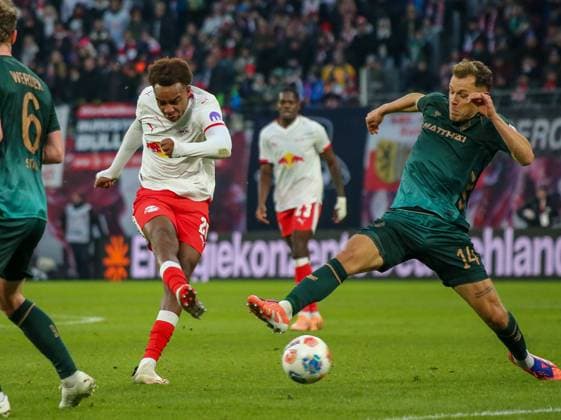 Deutschland: Fussball Bundesliga 2025 26, 11. Spieltag - RB Leipzig vs SV Werder Bremen - Red Bull Arena -Stadion (Leipzig): Assan OuÃ draogo Assan Ouedraogo (RB Leipzig, 20) Senne Lynen (SV Werder Bremen, 14) Leipzig Copyright: xAymanxAlahmedx