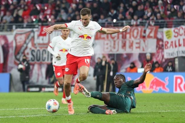 23.11.2025, xtgx, Fussball - 1.Bundesliga RB Leipzig - SV Werder Bremen emspor, v.l. Senne Lynen (Bremen, 14), Karim Coulibaly (Bremen, 31) Zweikampf, Duell, Kampf, tackle (DFL DFB REGULATIONS PROHIBIT ANY USE OF PHOTOGRAPHS as IMAGE SEQUENCES and or QUASI-VIDEO) Leipzig