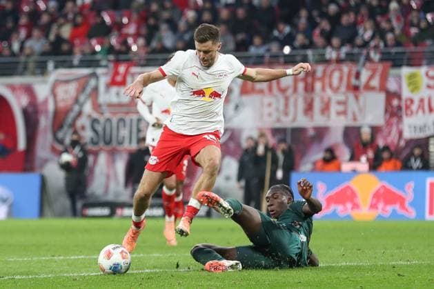 23.11.2025, xtgx, Fussball - 1.Bundesliga RB Leipzig - SV Werder Bremen emspor, v.l. Senne Lynen (Bremen, 14), Karim Coulibaly (Bremen, 31) Zweikampf, Duell, Kampf, tackle (DFL DFB REGULATIONS PROHIBIT ANY USE OF PHOTOGRAPHS as IMAGE SEQUENCES and or QUASI-VIDEO) Leipzig