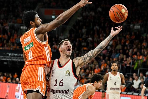 GER, BBL, ratiopharm Ulm vs FC Bayern München 23.11.2025, ratiopharm arena, Neu-Ulm, GER, BBL, ratiopharm Ulm vs FC Bayern München, im Bild Malik Osborne (Ulm, 10), Stefan Jovic (Muenchen, 16)