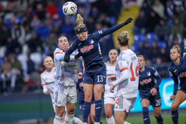 DEU, Hoffenheim, TSG Hoffenheim vs FC Bayern München, Google Pixel Bundesliga, DFB, Saison 2526, Dietmar-Hopp-Stadion, 11. Spieltag, im Bild v.l.n.r: Vanessa Gilles (Bayern München 2), Wiëlle Douma (Hoffenheim 13) DFB DFL REGULATIONS PROHIBIT ANY USE OF PHOTOGRAPHS AS IMAGE SEQUENCES AND OR QUASI-VIDEO, 23.11.2025, Copyright: HMBxMedia HendrikxHamelau