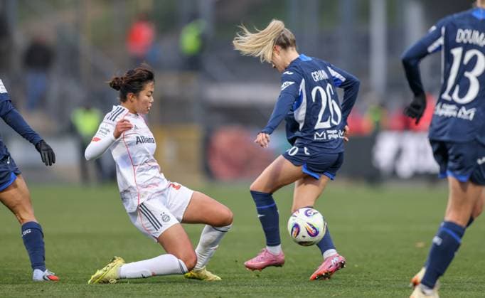 DEU, Hoffenheim, TSG Hoffenheim vs FC Bayern München, Google Pixel Bundesliga, DFB, Saison 2526, Dietmar-Hopp-Stadion, 11. Spieltag, im Bild v.l.n.r: Momoko Tanikawa (Bayern München 18), Janna Grimm (Hoffenheim 26) DFB DFL REGULATIONS PROHIBIT ANY USE OF PHOTOGRAPHS AS IMAGE SEQUENCES AND OR QUASI-VIDEO, 23.11.2025, Copyright: HMBxMedia HendrikxHamelau