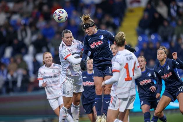 DEU, Hoffenheim, TSG Hoffenheim vs FC Bayern München, Google Pixel Bundesliga, DFB, Saison 2526, Dietmar-Hopp-Stadion, 11. Spieltag, im Bild v.l.n.r: Vanessa Gilles (Bayern München 2), Wiëlle Douma (Hoffenheim 13) DFB DFL REGULATIONS PROHIBIT ANY USE OF PHOTOGRAPHS AS IMAGE SEQUENCES AND OR QUASI-VIDEO, 23.11.2025, Copyright: HMBxMedia HendrikxHamelau
