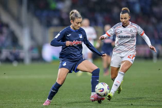DEU, Hoffenheim, TSG Hoffenheim vs FC Bayern München, Google Pixel Bundesliga, DFB, Saison 2526, Dietmar-Hopp-Stadion, 11. Spieltag, im Bild v.l.n.r: Laura Gloning (Hoffenheim 20), Arianna Caruso (Bayern München 27) DFB DFL REGULATIONS PROHIBIT ANY USE OF PHOTOGRAPHS AS IMAGE SEQUENCES AND OR QUASI-VIDEO, 23.11.2025, Copyright: HMBxMedia HendrikxHamelau