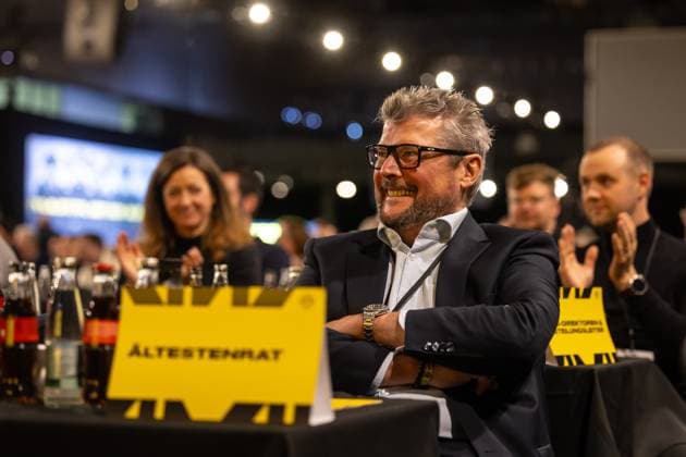23.11.2025, Fussball, Saison 2025 2026, 1. Bundesliga, Mitgliederversammlung Borussia Dortmund, Norbert Nobby Dickel (Borussia Dortmund) wird zum Ehrenmitglied gewählt, Dortmund Messe Wetsfalenhalle NRW Deutschland xRHR-FOTO DEx Copyright: DennisxEwert RHR-FOTOx RHR-FOTO DE