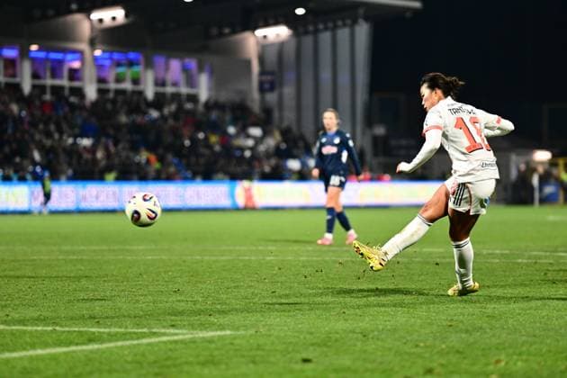 RECORD DATE NOT STATED Momoko Tanikawa (18; FC Bayern München) schießt den Ball, während Vanessa Diehm (6; TSG Hoffenheim Frauen) beobachtet Schuss von Momoko Tanikawa (18; FC Bayern München)