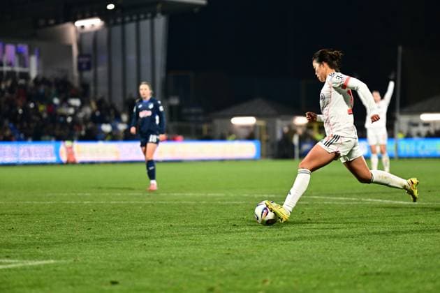 RECORD DATE NOT STATED Klara Bühl (17; FC Bayern München) schießt den Ball, während Valesca Ampoorter (18; TSG Hoffenheim Frauen) verteidigt Schuss von Klara Bühl (17; FC Bayern München)