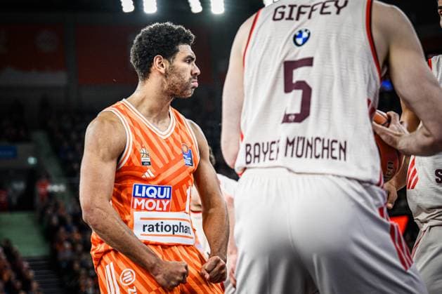 Neu Ulm, Deutschland, 23.11.25: Mark Smith (ratiopharm ulm) gestikuliert, gestik waehrend des Basketball Bundesliga Spiels zwischen ratiopharm ulm vs FC Bayern Basketball in der ratiopharm Arena am 23. November 2025 in Neu Ulm, Deutschland. (Foto von Harry Langer DeFodi Images) ratiopharm Arena, Germany, 23.11.25: Mark Smith (ratiopharm ulm) gestures during the Basketball Bundesliga match between ratiopharm ulm vs FC Bayern Basketball at Neu Ulm on November 23, 2025 in ratiopharm Arena, Germany. (Photo by Harry Langer DeFodi Images) (Photo by Harry Langer DeFodi Images)
