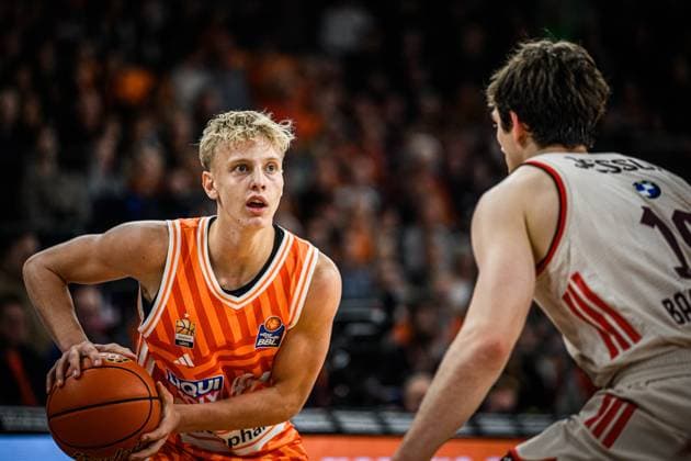 Neu Ulm, Deutschland, 23.11.25: Teo Milicic (ratiopharm ulm) undJustinian Jessup (FC Bayern Basketball) im Zweikampf waehrend des Basketball Bundesliga Spiels zwischen ratiopharm ulm vs FC Bayern Basketball in der ratiopharm Arena am 23. November 2025 in Neu Ulm, Deutschland. (Foto von Harry Langer DeFodi Images) ratiopharm Arena, Germany, 23.11.25: Teo Milicic (ratiopharm ulm) undJustinian Jessup (FC Bayern Basketball) battle for the ball during the Basketball Bundesliga match between ratiopharm ulm vs FC Bayern Basketball at Neu Ulm on November 23, 2025 in ratiopharm Arena, Germany. (Photo by Harry Langer DeFodi Images) (Photo by Harry Langer DeFodi Images)