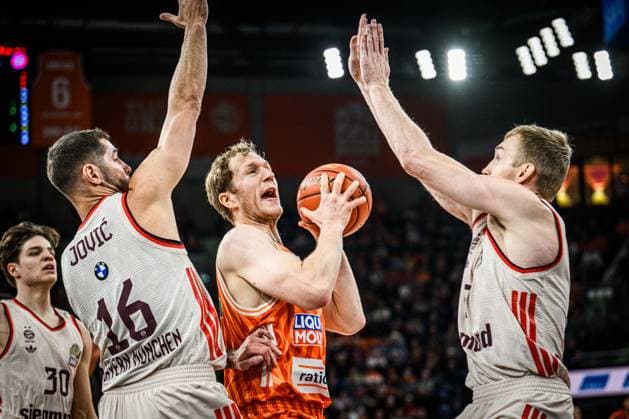 Neu Ulm, Deutschland, 23.11.25: Stefan Jovic (FC Bayern Basketball), Christian Sengfelder (ratiopharm ulm) und Niels Giffey (FC Bayern Basketball) im Zweikampf waehrend des Basketball Bundesliga Spiels zwischen ratiopharm ulm vs FC Bayern Basketball in der ratiopharm Arena am 23. November 2025 in Neu Ulm, Deutschland. (Foto von Harry Langer DeFodi Images) ratiopharm Arena, Germany, 23.11.25: Stefan Jovic (FC Bayern Basketball), Christian Sengfelder (ratiopharm ulm) und Niels Giffey (FC Bayern Basketball) battle for the ball during the Basketball Bundesliga match between ratiopharm ulm vs FC Bayern Basketball at Neu Ulm on November 23, 2025 in ratiopharm Arena, Germany. (Photo by Harry Langer DeFodi Images) (Photo by Harry Langer DeFodi Images)