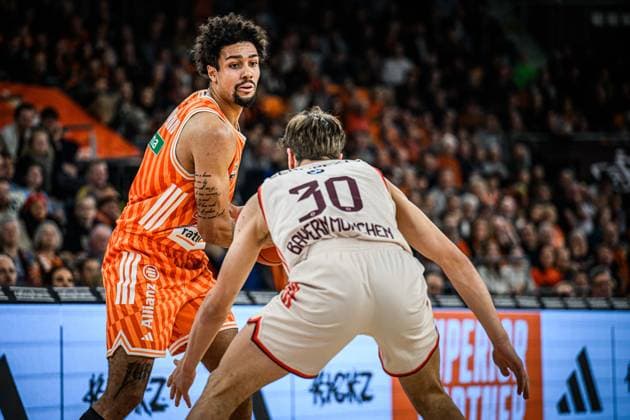 Neu Ulm, Deutschland, 23.11.25: Len Schoormann (ratiopharm ulm) und Nikolas Sermpezis (FC Bayern Basketball) im Zweikampf waehrend des Basketball Bundesliga Spiels zwischen ratiopharm ulm vs FC Bayern Basketball in der ratiopharm Arena am 23. November 2025 in Neu Ulm, Deutschland. (Foto von Harry Langer DeFodi Images) ratiopharm Arena, Germany, 23.11.25: Len Schoormann (ratiopharm ulm) und Nikolas Sermpezis (FC Bayern Basketball) battle for the ball during the Basketball Bundesliga match between ratiopharm ulm vs FC Bayern Basketball at Neu Ulm on November 23, 2025 in ratiopharm Arena, Germany. (Photo by Harry Langer DeFodi Images) (Photo by Harry Langer DeFodi Images)