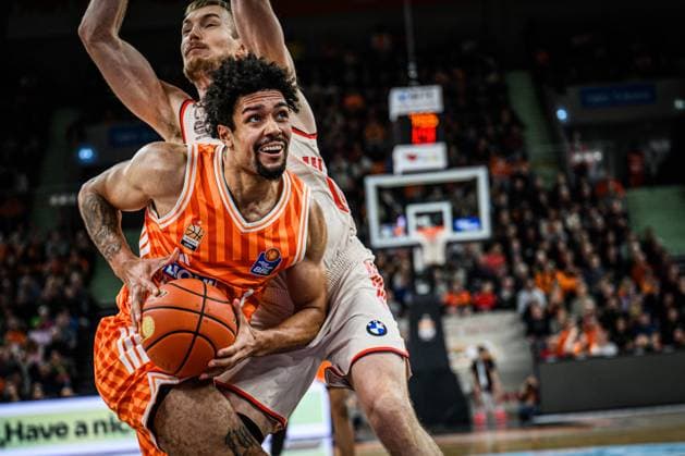 Neu Ulm, Deutschland, 23.11.25: Len Schoormann (ratiopharm ulm) und Niels Giffey (FC Bayern Basketball) im Zweikampf waehrend des Basketball Bundesliga Spiels zwischen ratiopharm ulm vs FC Bayern Basketball in der ratiopharm Arena am 23. November 2025 in Neu Ulm, Deutschland. (Foto von Harry Langer DeFodi Images) ratiopharm Arena, Germany, 23.11.25: Len Schoormann (ratiopharm ulm) und Niels Giffey (FC Bayern Basketball) battle for the ball during the Basketball Bundesliga match between ratiopharm ulm vs FC Bayern Basketball at Neu Ulm on November 23, 2025 in ratiopharm Arena, Germany. (Photo by Harry Langer DeFodi Images) (Photo by Harry Langer DeFodi Images)