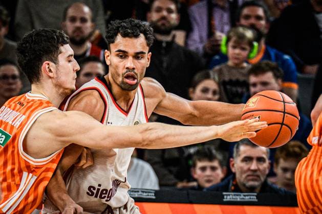 Neu Ulm, Deutschland, 23.11.25: Diego Garavaglia (ratiopharm ulm) und Oscar da Silva (FC Bayern Basketball) im Zweikampf waehrend des Basketball Bundesliga Spiels zwischen ratiopharm ulm vs FC Bayern Basketball in der ratiopharm Arena am 23. November 2025 in Neu Ulm, Deutschland. (Foto von Harry Langer DeFodi Images) ratiopharm Arena, Germany, 23.11.25: Diego Garavaglia (ratiopharm ulm) und Oscar da Silva (FC Bayern Basketball) battle for the ball during the Basketball Bundesliga match between ratiopharm ulm vs FC Bayern Basketball at Neu Ulm on November 23, 2025 in ratiopharm Arena, Germany. (Photo by Harry Langer DeFodi Images) (Photo by Harry Langer DeFodi Images)