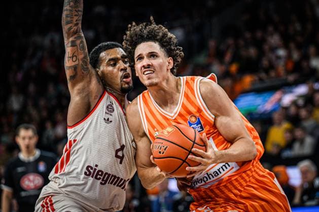 Neu Ulm, Deutschland, 23.11.25: Xavier Rathan-Mayes (FC Bayern Basketball) und Alec Anigbata (ratiopharm ulm) im Zweikampf waehrend des Basketball Bundesliga Spiels zwischen ratiopharm ulm vs FC Bayern Basketball in der ratiopharm Arena am 23. November 2025 in Neu Ulm, Deutschland. (Foto von Harry Langer DeFodi Images) ratiopharm Arena, Germany, 23.11.25: Xavier Rathan-Mayes (FC Bayern Basketball) und Alec Anigbata (ratiopharm ulm) battle for the ball during the Basketball Bundesliga match between ratiopharm ulm vs FC Bayern Basketball at Neu Ulm on November 23, 2025 in ratiopharm Arena, Germany. (Photo by Harry Langer DeFodi Images) (Photo by Harry Langer DeFodi Images)