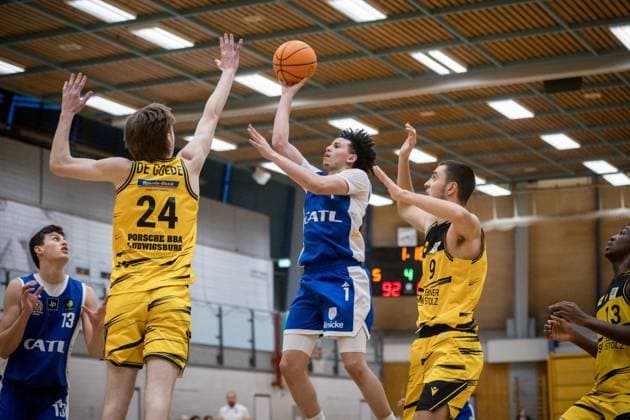Michael Tyrone Mitchell (CATL Basketball Loewen Erfurt, 01) vs. Bink De Goede (Porsche BBA, 24) und Armin Pivac (Porsche BBA, 09), re. GER, Porsche BBA Ludwigsburg - CATL Basketball Loewen Erfurt, 2. Barmer Basketball Bundesliga, ProB Sued, Saison 2025 2026, 23.11.2025 GER, Porsche BBA Ludwigsburg - CATL Basketball Loewen Erfurt, 2. Barmer Basketball Bundesliga, ProB Sued, Saison 2025 2026, 23.11.2025 Ludwigsburg Copyright: xSandyxDinkelackerx EP_EER