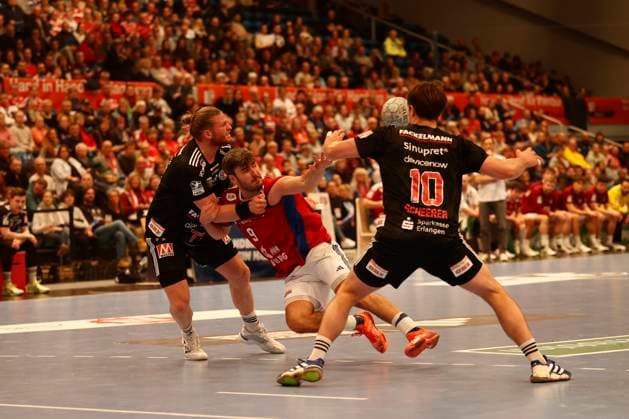 Handball 1. Handball-Bundesliga, DAIKIN HBL 2025 2026 - Handball Verein Hamburg (HSVH) vs. HC Erlangen Jacob Arenth Lassen (Hamburg) wird von Maciej Gebala (Erlangen) und Florian Scheerer (Erlangen) in die Mangel genommen. Sporthalle Hamburg Hamburg Foto: Frank Schoof