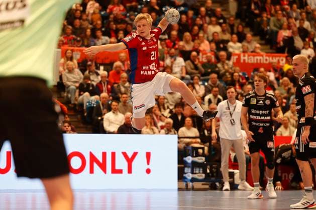 Handball 1. Handball-Bundesliga, DAIKIN HBL 2025 2026 - Handball Verein Hamburg (HSVH) vs. HC Erlangen Frederik Bo Andersen (Hamburg) mit einem Sprungwurf aufs Tor . Sporthalle Hamburg Hamburg Foto: Frank Schoof