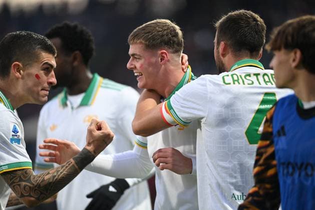 feRGUSON Evan (As Roma) celebrated by his teammate after his goal during US Cremonese vs AS Roma, Italian soccer Serie A match in Cremona, Italy, November 23 2025  Copyright: xGianlucaxRicci IPAxSportx xipa-agency.netx xx IPA_68299470 IPA_Agency_IPA68299470