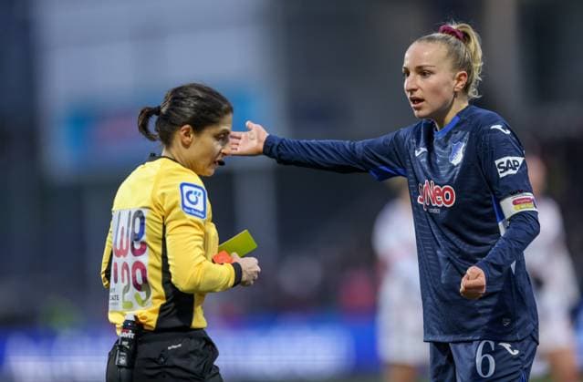 DEU, Hoffenheim, TSG Hoffenheim vs FC Bayern München, Google Pixel Bundesliga, DFB, Saison 2526, Dietmar-Hopp-Stadion, 11. Spieltag, im Bild: Vanessa Diehm (Hoffenheim 6) beschwert sich über die gelb rote Karte für Lisann Kaut (Hoffenheim 4) DFB DFL REGULATIONS PROHIBIT ANY USE OF PHOTOGRAPHS AS IMAGE SEQUENCES AND OR QUASI-VIDEO, 23.11.2025, Copyright: HMBxMedia HendrikxHamelau