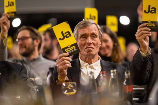 23.11.2025, Fussball, Saison 2025 2026, 1. Bundesliga, Mitgliederversammlung Borussia Dortmund, Sigfried Siggi Held gibt seine Stimme ab, Dortmund Messe Wetsfalenhalle NRW Deutschland xRHR-FOTO DEx Copyright: DennisxEwert RHR-FOTOx RHR-FOTO DE