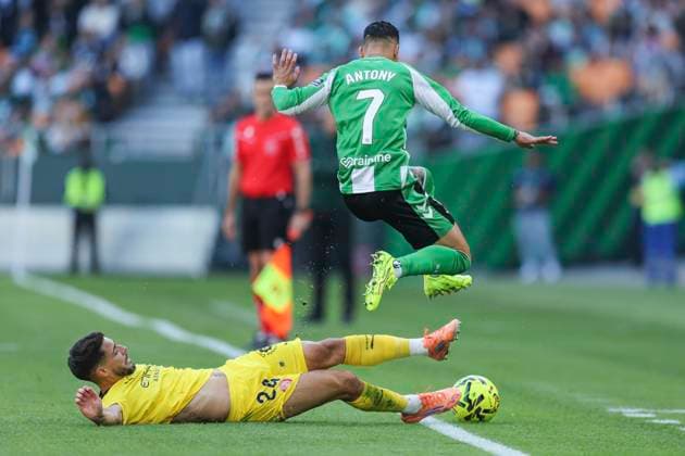 ESP: Real Betis - Girona FC. La Liga EA Sports. Date 13 Alex Moreno of Girona FC and Antony Dos Santos of Real Betis during the La Liga EA Sports match between Real Betis and Girona FC played at La Cartuja Stadium on November 23, 2025 in Sevilla, Spain. kpng Copyright: xAntonioxPozox xPRESSINx AP_251123_BET_GIR_005