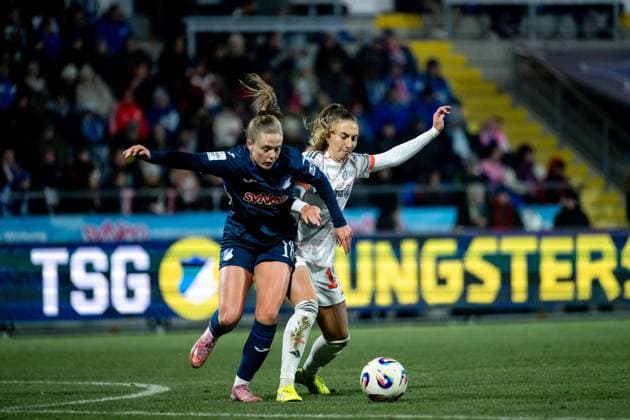 Valesca Ampoorter (TSG Hoffenheim, 18) im Zweikampf mit Katharina Naschenweng (FC Bayern Muenchen, 19), GER, TSG 1899 Hoffenheim vs FC Bayern Muenchen, Fussball Google Pixel Frauen Bundesliga, 11. Spieltag, Saison 2025 2026, 23.11.2025 DFB regulations prohibit any use of photographs as image sequences and or quasi-video GER, TSG 1899 Hoffenheim vs FC Bayern Muenchen, Fussball Google Pixel Frauen Bundesliga, 11. Spieltag, Saison 2025 2026, 23.11.2025 Hoffenheim Copyright: xEibner-Pressefoto Memmlerx EP_MMR