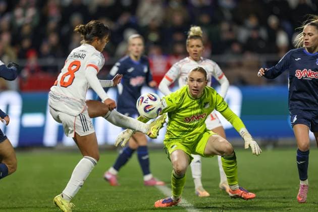 DEU, Hoffenheim, TSG Hoffenheim vs FC Bayern München, Google Pixel Bundesliga, DFB, Saison 2526, Dietmar-Hopp-Stadion, 11. Spieltag, im Bild v.l.n.r: Momoko Tanikawa (Bayern München 18), Laura Dick (Hoffenheim 1) DFB DFL REGULATIONS PROHIBIT ANY USE OF PHOTOGRAPHS AS IMAGE SEQUENCES AND OR QUASI-VIDEO, 23.11.2025, Copyright: HMBxMedia HendrikxHamelau