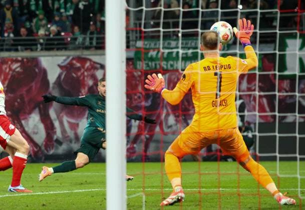 Deutschland: Fussball Bundesliga 2025 26, 11. Spieltag - RB Leipzig vs SV Werder Bremen - Red Bull Arena -Stadion (Leipzig): Romano Schmid (SV Werder Bremen, 20) PÃ ter Gulacsi Peter Gulacsi (RB Leipzig, 1) Leipzig Copyright: xAymanxAlahmedx