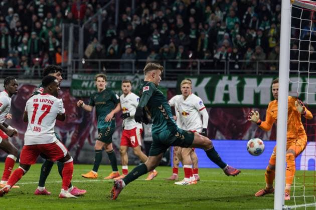 GER, Bundesliga, RB Leipzig - SV Werder Bremen. 23.11.2025, Red Bull Arena, Leipzig, GER, Bundesliga, RB Leipzig - SV Werder Bremen. Keke Maximilian Topp (SV Werder Bremen 9) mit dem Tor aus dem Abseits Â