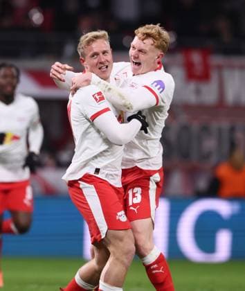 RB Leipzig - Bremen Bundesliga Leipzig, 23.11.2025, Red Bull Arena, Fußball, 1.Bundesliga, 11.Spieltag , RB Leipzig vs. SV Werder Bremen , Im Bild: Tor für RB Leipzig. Xaver Schlager (24, RB Leipzig) trifft zum 2:0 und jubelt mit den Teamkollegen.Nicolas Seiwald (13, RB Leipzig). , Nur zur redaktionellen Nutzung. Only editorial use. , DFL DFB regulations prohibit any use of photographs as image sequences and or quasi-video. ,