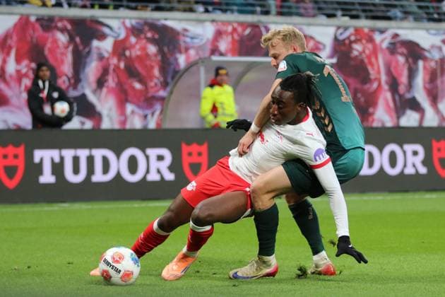 23.11.2025 Fußball Herren 2025 2026 Bundesliga 11. Spieltag RB Leipzig - SV Werder Bremen Red Bull Arena Leipzig Yan Diomande (Leipzig, weiß) im Zweikampf mit Marco Grüll (Bremen, grün). Leipzig Sachsen Deutschland