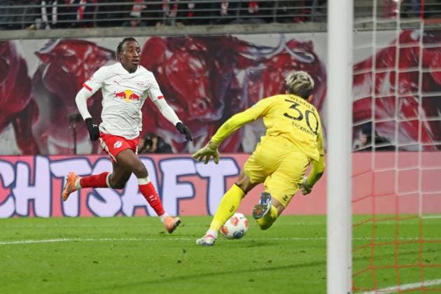 1. Fußball-Bundesliga: RB Leipzig vs. Werder Bremen, 23.11.2025 LEIPZIG, DEUTSCHLAND - NOVEMBER 23: Yan Diomande (49, RB Leipzig) vor Torwart Mio Backhaus (30, Werder Bremen) während des Bundesliga-Spiels zwischen RB Leipzig vs. Werder Bremen in der Red Bull Arena am 11. Spieltag der 1. Bundesliga am November 23, 2025 in Leipzig, Deutschland. DFL REGULATIONS PROHIBIT ANY USE OF PHOTOGRAPHS AS IMAGE SEQUENCES AND OR QUASI-VIDEO. Copyright: xBEAUTIFULxSPORTS JanxKaeferx