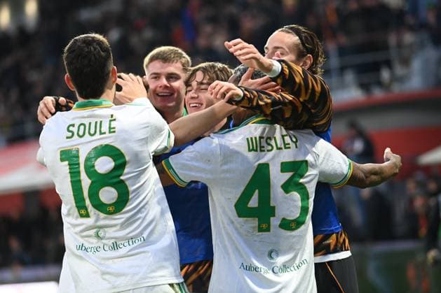 WESLEY Vinicius Lima (As Roma) celebrated by his teammate after his goal during US Cremonese vs AS Roma, Italian soccer Serie A match in Cremona, Italy, November 23 2025  Copyright: xGianlucaxRicci IPAxSportx xipa-agency.netx xx IPA_68299492 IPA_Agency_IPA68299492