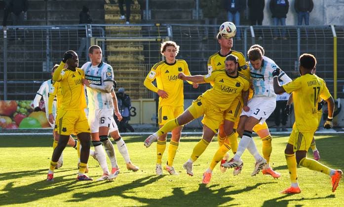 Robin Bormuth 32 (1. FC Saarbruecken) mit einem Kopfball vor Siemen Voet 3 (TSV 1860 Muenchen), TSV 1860 Muenchen vs. 1. FC Saarbruecken, Fussball, Dritte Liga, DFL, Saison 2025 2026, Hinrunde, 15. Spieltag, 23.11.2025 DFB regulations prohibit any use of photographs as image sequences and or quasi-video Muenchen Bayern Deutschland
